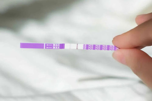 Thử que thử thai 1 vạch đậm 1 vạch mờ